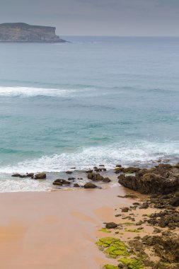 Kumlu sahilde bulutlu sisli gün görünümü