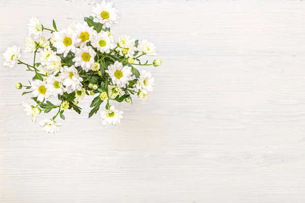 A bouquet of white bush chrysanthemums on a wooden table. — Stock Photo, Image