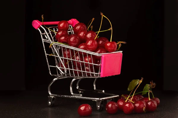 Carrinho Supermercado Preenchido Com Cerejas Vermelhas Maduras Fundo Preto Close — Fotografia de Stock