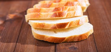 Ahşap kurullarında kesilmiş beyaz somun