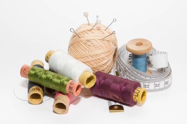 Top konu iğneler ve toplu iğneler, terzi santimetre ile bir