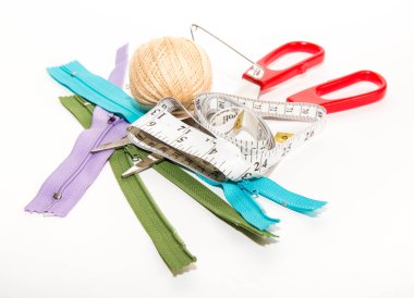 Fermuar, santimetre, konu ve beyaz bir backgro için kırmızı makaslar