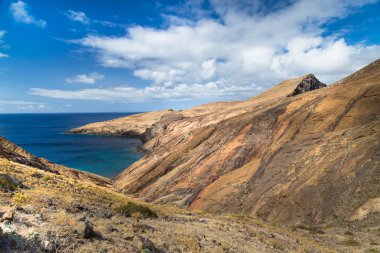 Madeira Adası Doğu bölümünün kayalık sahil wi kaplı