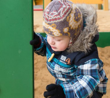 Çocuk oyun alanı bir korumalı alan tarafta alır ve için c görünüyor