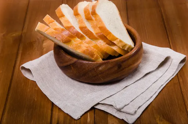 O pão de redução custa em um guardanapo de linho em um boliche de madeira — Fotografia de Stock