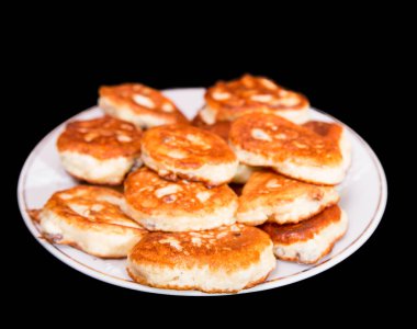 Küçük kırmızı krep yerken üzerine ahşap bir masa. Veya siyah