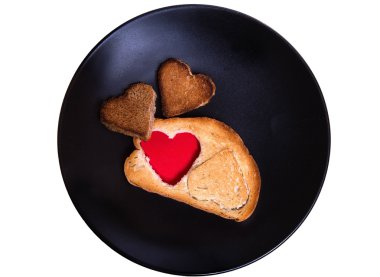 Kızarmış beyaz ve siyah ekmek üzerinde kesilir kalpleri bir