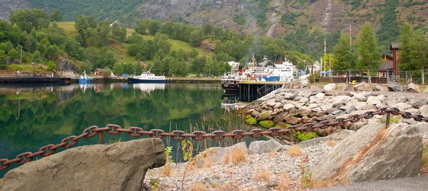 Norveç. Pier bir görünümünü Fiyordu kıyısında — Stok fotoğraf