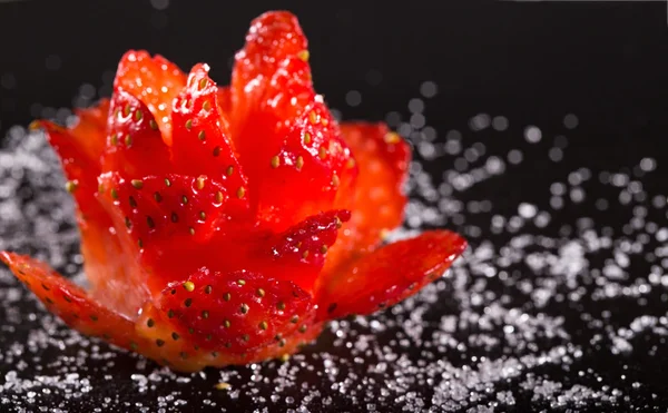 Culinary ornament from ripe strawberry on a black plate — Stock Photo, Image