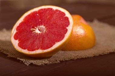 Kırmızı greyfurt bir Sivas'tan gelen peçeteye yalan yarısı