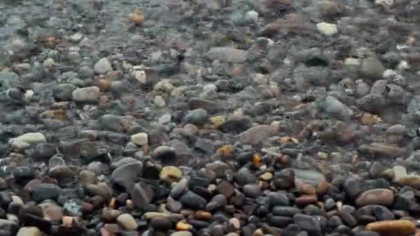 Hullámok és a sziklák — Stock videók