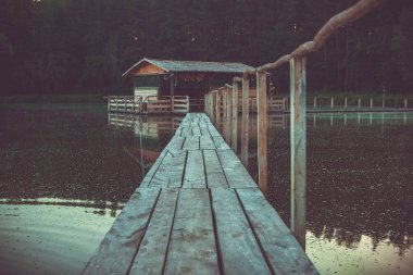 Suyun üzerindeki tahta köprü