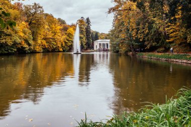 Ulusal Dendroloji Parkında sonbahar günü 