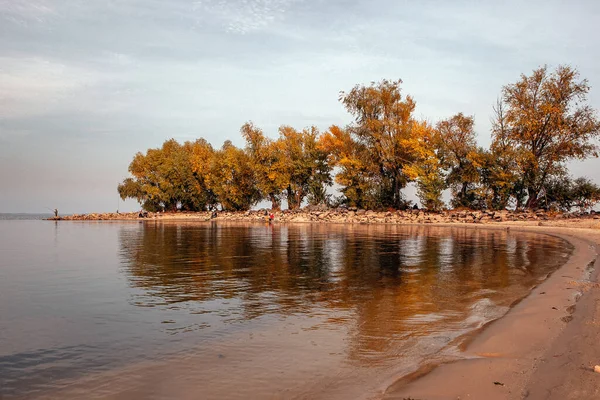 Orilla Del Otoño Del Dnieper Donde Los Pescadores Aman Pescar — Foto de Stock