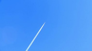 Gökyüzünde uçan iki Jet uçağı