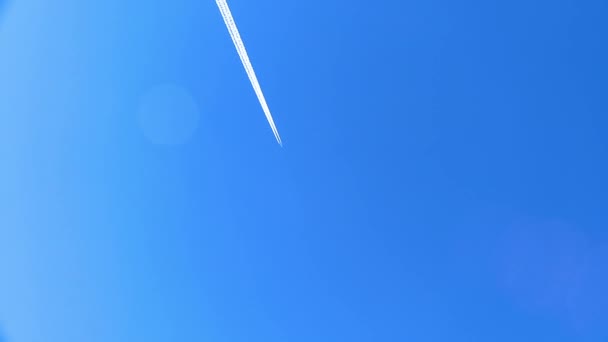 Två jetflygplan flyger på himlen — Stockvideo