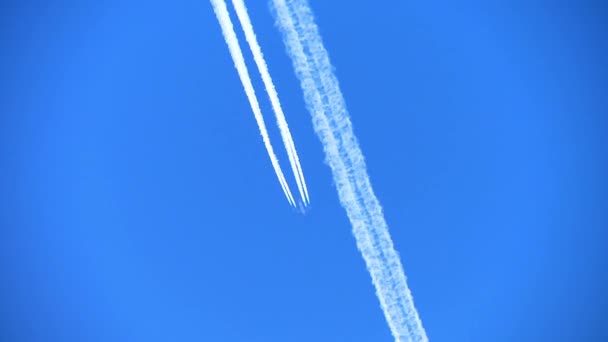 Två jetflygplan flyger på himlen — Stockvideo