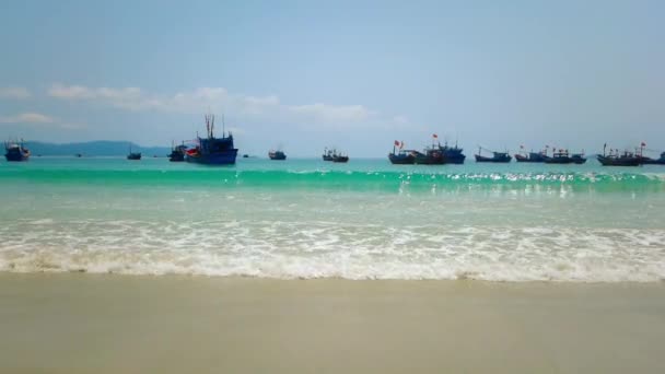 Восхитительный морской пейзаж - Вьетнамские рыболовные суда — стоковое видео
