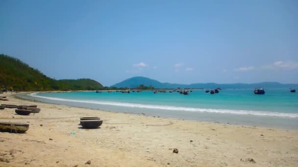 Nádherná krajina - vietnamský rybářských lodí — Stock video
