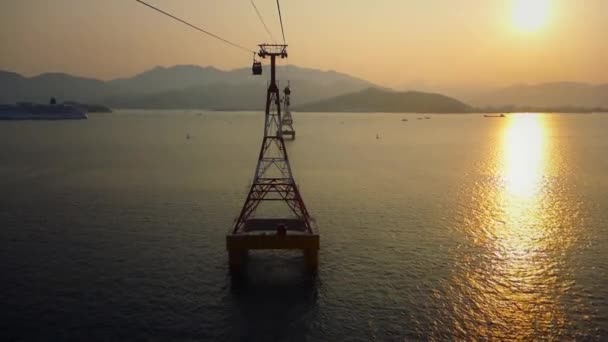 海の向こうのケーブルカー — ストック動画