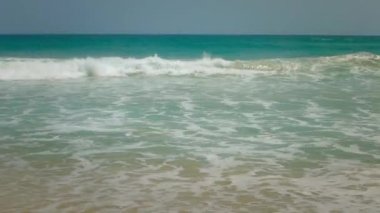 Video 50 p rahatla. Dalgalar deniz, kıyı,.