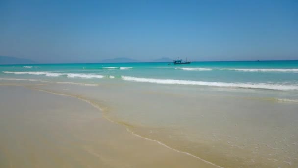 Un barco de pesca solitario flotando en el mar azul — Vídeo de stock