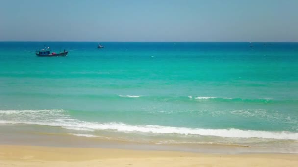 Un barco de pesca solitario flotando en el mar azul — Vídeos de Stock