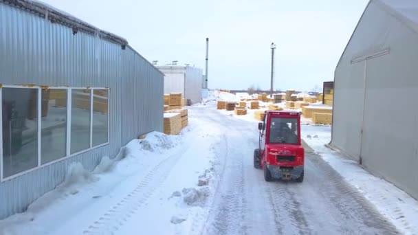 Производство деревянных материалов. Доска. Здание со снегом на земле. — стоковое видео
