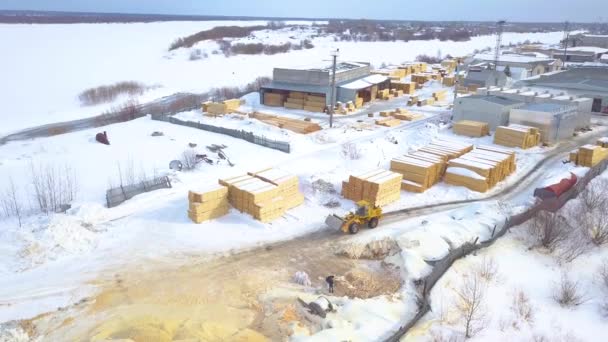 나무 재료의 생산. 이 사회. 눈이 쌓여 있는 건물. — 비디오