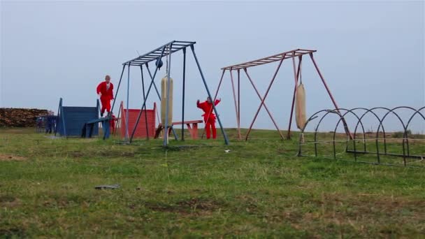 Adolescenti di formazione, percorso ad ostacoli, combattimento universale — Video Stock