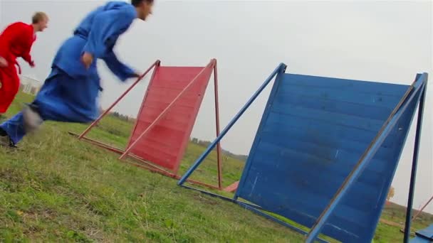 Training adolescents, obstacle course, universal combat — Stock Video