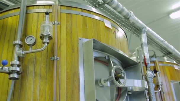 Productie van live bier brouwen — Stockvideo