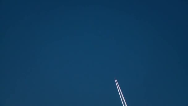 Un jet plane vole dans le ciel — Video