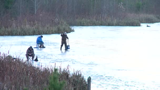 Fiske på isen — Stockvideo