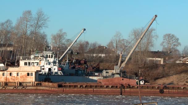 Los viejos barcos fluviales se convierten para el invierno (norte de Rusia ) — Vídeos de Stock