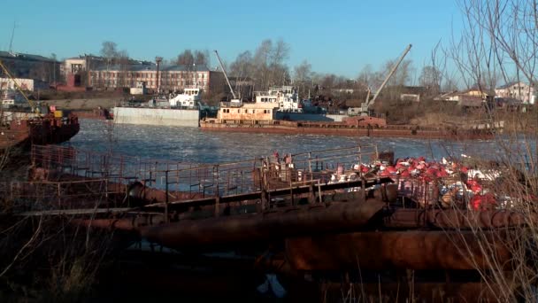 Gamla floden fartyg blivit för vintern (norra Ryssland) — Stockvideo
