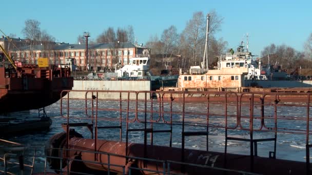 Vecchie navi fluviali diventano per l'inverno (Russia del Nord ) — Video Stock