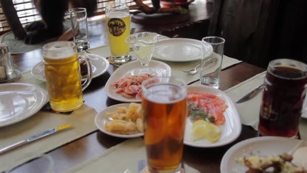俄罗斯，2015 年 4 月-啤酒和小吃 — 图库视频影像