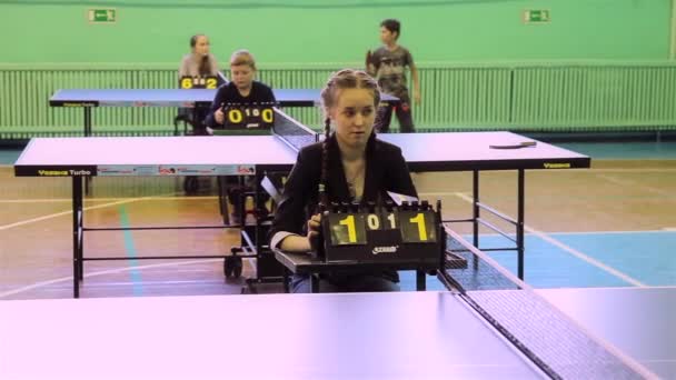 Russia, mart 2015 - bambini giocano a ping pong . — Video Stock