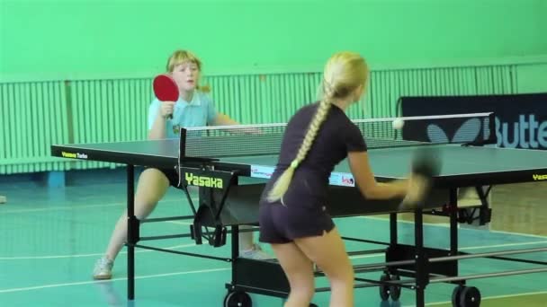 Russland, mart 2015 - Kinder spielen Tischtennis. — Stockvideo