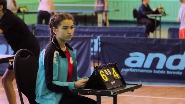 Rusland, mart 2015 - kinderen spelen tafeltennis. — Stockvideo