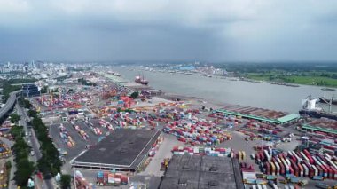 Chittagong Limanı, Bangladeş 'in en büyük limanı, kargo ve konteynırlarla ilgilenerek, ülkenin uluslararası ticaret için ana kapısı olarak hizmet veriyor..