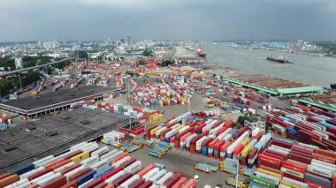 Chittagong Limanı, Bangladeş 'in en büyük limanı, kargo ve konteynırlarla ilgilenerek, ülkenin uluslararası ticaret için ana kapısı olarak hizmet veriyor..
