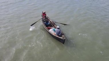 Bangladeş sahillerindeki insanların çoğu balıkçıdır. Ülkenin balık ihtiyacının büyük bir kısmını karşılıyorlar..