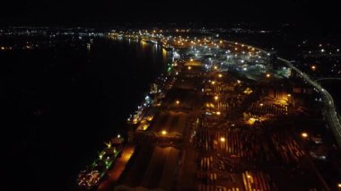 Chattogram limanının gece görüşü. Chittagong Limanı Bangladeş 'in ticaretinin can simididir. Bengal Körfezi 'nde yer alan bu canlı liman gösterileri