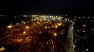 Chattogram limanının gece görüşü. Chittagong Limanı Bangladeş 'in ticaretinin can simididir. Bengal Körfezi 'nde yer alan bu canlı liman gösterileri