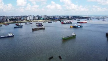 Karnafuli Nehri kıyısındaki Chittagong Limanı Bangladeş 'in en işlek limanıdır, ticaret, nakliye ve küresel denizcilik rotaları için hayati önem taşır.