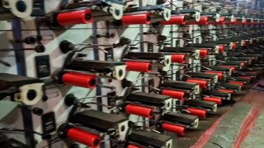 Jute, Bangladeş 'in doğal altın elyafıdır. Jute Mills fabrikasının içinde işçiler Bangladeş Jute Mills fabrikasında sağlık riskiyle uğraşıyorlar..