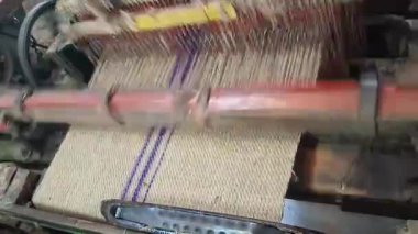 Jute, Bangladeş 'in doğal altın elyafıdır. Jute Mills fabrikasının içinde işçiler Bangladeş Jute Mills fabrikasında sağlık riskiyle uğraşıyorlar..