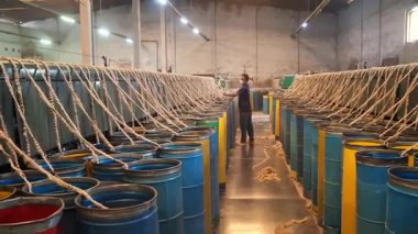 Jute, Bangladeş 'in doğal altın elyafıdır. Jute Mills fabrikasının içinde işçiler Bangladeş Jute Mills fabrikasında sağlık riskiyle uğraşıyorlar..